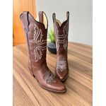 BOTA TEXANA EM COURO MARROM BORDADO ASAS BRANCO BICO FINO