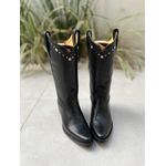 BOTA TEXANA EM COURO PRETO LISA COM METAIS E BICO FINO