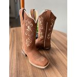 BOTA TEXANA EM COURO MARROM BORDADO NOSSA SENHORA + FLORAO