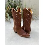 BOTA TEXANA EM COURO OLIVIA BORDADO MARROM BICO FINO COM METAIS E STRASS