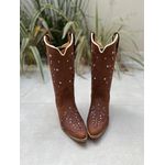 BOTA TEXANA EM COURO OLIVIA BORDADO MARROM BICO FINO COM METAIS E STRASS
