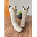 BOTA TEXANA EM COURO OFF WHITE BORDADO DO LASER CRUZ COM METAIS E BRIDAO