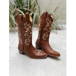 BOTA TEXANA EM COURO MUSTANG BORDADO CRUZ E FLORAO BICO FINO SOLADO MADEIRA