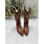 BOTA TEXANA EM COURO MUSTANG BORDADO CRUZ E FLORAO BICO FINO SOLADO MADEIRA