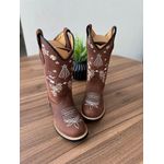 BOTA TEXANA EM COURO MARROM BORDADO NOSSA SENHORA BICO REDONDO