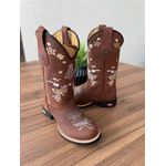 BOTA TEXANA EM COURO MARROM BORDADO NOSSA SENHORA BICO REDONDO