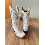 BOTA TEXANA EM COURO BRANCO BORDADO NOSSA SENHORA, CAVALO E CRUZ COM METAIS E NOME PERSONALIZADO
