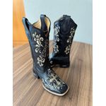 BOTA TEXANA EM COURO PRETO BORDADO NOSSA SENHORA E CRUZ COM METAIS
