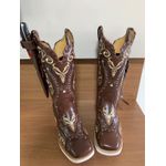 BOTA TEXANA EM COURO MARROM BORDADO TRIBAL COM TRICE E CORDINHAS + BAINHA E FACA