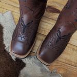 BOTA TEXANA EM COURO MARROM BORDADO TRIBAL PRETO