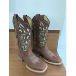 BOTA TEXANA EM COURO A LASER GLITTER DOURADO BORDADO FORMAS