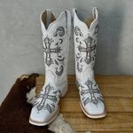 BOTA TEXANA EM COURO BRANCO A LASER CRUZ GLITTER PRATA COM METAIS