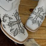 BOTA TEXANA EM COURO BRANCO A LASER CRUZ GLITTER PRATA COM METAIS