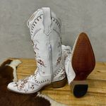 BOTA TEXANA EM COURO BRANCO BORDADO FLORES COLORIDAS BICO FINO