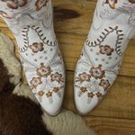 BOTA TEXANA EM COURO BRANCO BORDADO FLORES COLORIDAS BICO FINO
