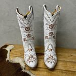 BOTA TEXANA EM COURO BRANCO BORDADO FLORES COLORIDAS BICO FINO
