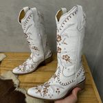 BOTA TEXANA EM COURO BRANCO BORDADO FLORES COLORIDAS BICO FINO