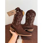 BOTA TEXANA EM COURO NOBUCK CHOCOLATE BORDADO BEGE BICO FINO SOLADO MADEIRA