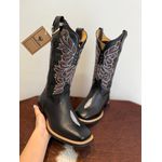 BOTA TEXANA EM COURO PRETO ESTILIZADO EM ARRAIA BORDADO RAMOS METAIS