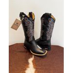 BOTA TEXANA EM COURO PRETO ESTILIZADO EM ARRAIA BORDADO RAMOS METAIS