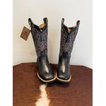 BOTA TEXANA EM COURO PRETO ESTILIZADO EM ARRAIA BORDADO RAMOS METAIS