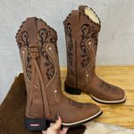 BOTA TEXANA EM COURO MARROM BORDADO TRIBAL E FLORAO COM TRICE E CORDINHAS