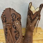 BOTA TEXANA EM COURO MARROM BORDADO TRIBAL E FLORAO COM TRICE E CORDINHAS