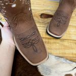 BOTA TEXANA EM COURO MARROM BORDADO TRIBAL E FLORAO COM TRICE E CORDINHAS