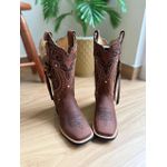 BOTA TEXANA EM COURO MARROM BORDADO TRIBAL E FLORAO COM TRICE E CORDINHAS