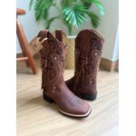 BOTA TEXANA EM COURO MARROM BORDADO TRIBAL E FLORAO COM TRICE E CORDINHAS