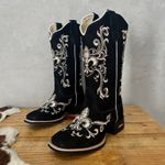 BOTA TEXANA EM COURO NOBUCK PRETO BORDADO LUSTRE 3D