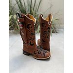 BOTA TEXANA EM COURO MARROM BORDADO CRUZ PRETO E BEGE + BAINHA + FACA 