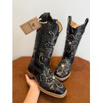 BOTA TEXANA EM COURO PRETO A LASER CRUZ GLITTER PRETO + METAIS COM SOLADO DE MADEIRA