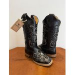 BOTA TEXANA EM COURO PRETO A LASER CRUZ GLITTER PRETO + METAIS COM SOLADO DE MADEIRA