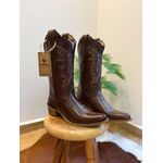 BOTA TEXANA EM COURO MARROM BORDADO LINHAS BEGE BICO FINO SOLADO MADEIRA