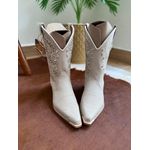 BOTA TEXANA EM COURO OFF WHITE BORDADA BICO FINO SOLADO MADEIRA CANO TRADICIONAL COM METAIS E STRASS