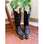 BOTA TEXANA EM COURO PRETO BORDADO ALL BLACK COM STRASS E METAIS BICO FINO SOLADO DE MADEIRA