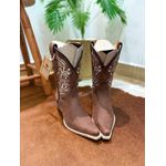 BOTA TEXANA EM COURO BORDADA COM STRASS E METAIS CANO TRADICIONAL BICO FINO