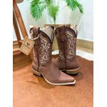 BOTA TEXANA EM COURO BORDADA COM STRASS E METAIS CANO TRADICIONAL BICO FINO