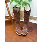 BOTA TEXANA EM COURO BORDADO RAMOS MARROM BICO FINO SOLADO DE MADEIRA