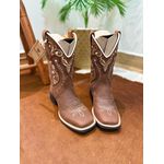 BOTA TEXANA EM COURO BORDADO TRIBAL BEGE E ROSA CLARO E FLORÃO CANO TRADICIONAL
