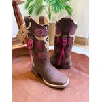 BOTA TEXANA EM COURO RECORTE TOURO BORDADO ROSA COM TRICE E CORDINHA