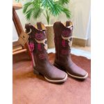 BOTA TEXANA EM COURO RECORTE TOURO BORDADO ROSA COM TRICE E CORDINHA