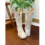 BOTA TEXANA EM COURO BRANCO BORDADO NOSSA SENHORA E FLORES + PERSONALIZAÇÃO DATA E INICIAIS