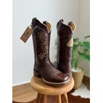 BOTA TEXANA EM COURO MARROM BORDADO RAMOS E NOSSA SENHORA BEGE