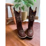 BOTA TEXANA EM COURO NOBUCK CAFÉ BORDADO CRUZ E NOSSA SENHORA