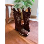 BOTA TEXANA EM COURO NOBUCK CAFÉ BORDADO CRUZ E NOSSA SENHORA