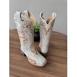 BOTA TEXANA EM COURO OFF WHITE BORDADO TRIBAL LARANJA COM METAIS E STRASS