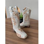 BOTA TEXANA EM COURO OFF WHITE BORDADO TRIBAL LARANJA COM METAIS E STRASS
