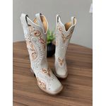 BOTA TEXANA EM COURO OFF WHITE BORDADO TRIBAL LARANJA COM METAIS E STRASS